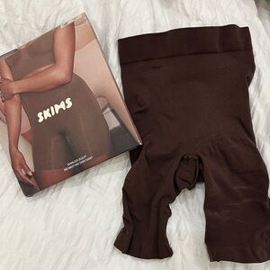 SKIMS Chocolate Seamless Mid Thigh Short
